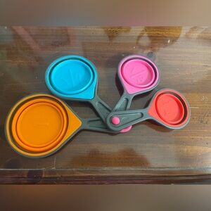 Vibrant Collapsible Measuring Cups Set